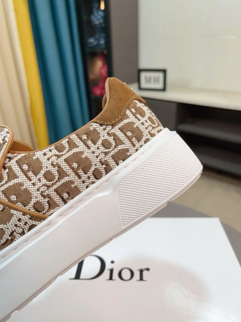 Men's men's shoes 💰380🌸🌸[Dior] 25ss new product B01 moral training shoes. The toe dimension design of the couple's style is a bit wider. The upper foot comfort is perfect. The threads are beautiful. Perfectly adaptable to trousers. Decorated with various classic details. It is an ideal choice for daily styling. Can be matched with various casual items to create exquisite looks. Fabric: top layer cowhide/lining sheepskin TPU original outsole Code number: 38-44, 45 customized